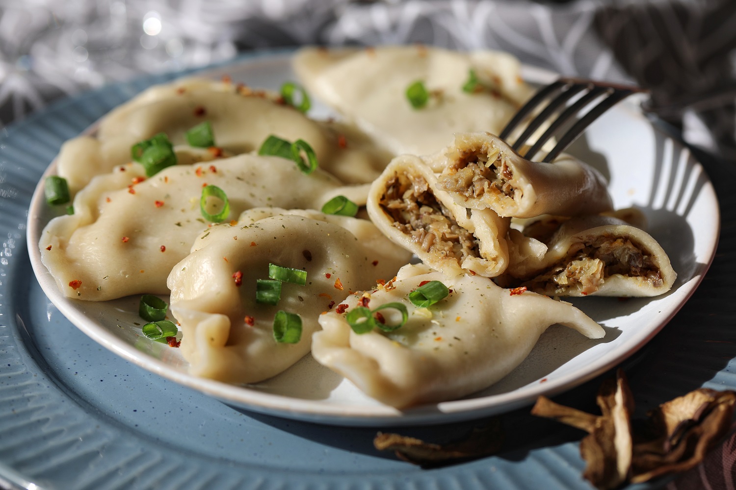 pierogi z grzybami i kapustą